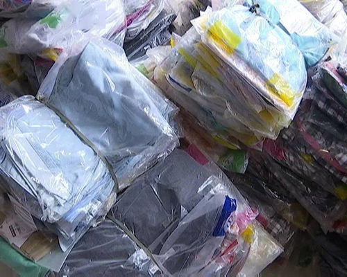 超有愛 拿著新衣服往外捐